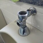 既存の小便器フラッシュバルブ上部部品取り外し