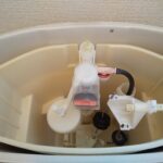TOTOトイレタンク内部新しい部品取付