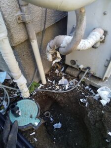さいたま市見沼区で屋外給湯管の水漏れ箇所を掘り返して確認した様子