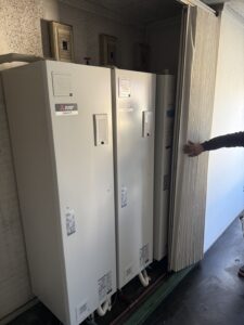 さいたま市南区で三菱電機 SRG-151G-Rを2台設置した電気温水器交換後の様子