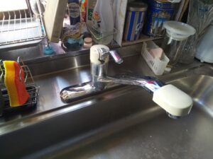 さいたま市見沼区でレバー付近から水漏れしていた交換前の台所水栓