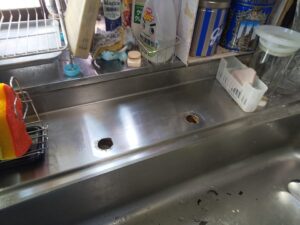 さいたま市見沼区で既存の2穴台所水栓を取り外し取付穴を確認した様子