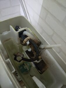 さいたま市見沼区で劣化していたINAX製トイレタンク内部部品