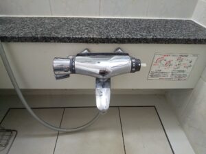 文京区小石川でレバー破損により水が止まりきらなかった交換前の浴室水栓