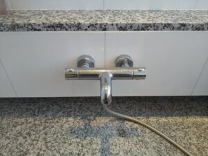 中央区勝どきでレバー破損により水が止まりきらなかった交換前のGROHE製浴室水栓