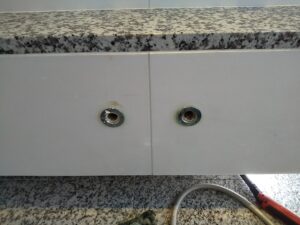 中央区勝どきで既存浴室水栓を取り外したあとの取付穴
