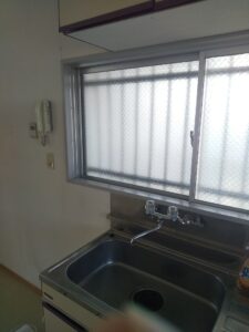 久喜市野久喜で小型電気温水器の移設先となる窓まわりを確認した様子