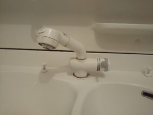 さいたま市見沼区で吐水部や本体まわりから水漏れしていた交換前の洗面水栓