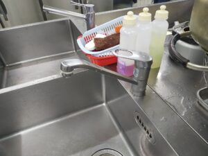 さいたま市見沼区でレバーを閉めても水漏れしていた交換前の厨房水栓