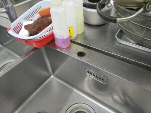 さいたま市見沼区で既存の厨房水栓を取り外したシンクの取付穴