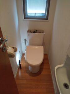 大田区久が原でタンクと便器の接続部から水漏れしていた交換前のINAX製トイレ
