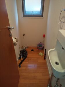 大田区久が原で既存トイレを撤去した施工中の様子
