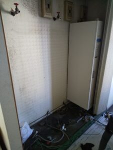 さいたま市南区で既存電気温水器を撤去した設置スペース