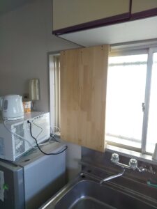 久喜市野久喜で小型電気温水器移設のため下地板を新設した様子