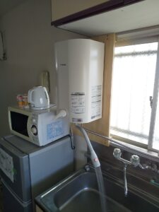 久喜市野久喜で下地板にイトミック製小型電気温水器を移設固定した完成後の様子