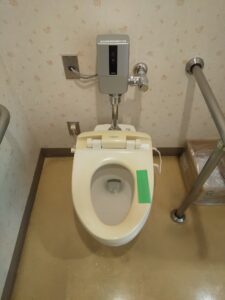 さいたま市西区で便座が割れ養生テープで保護されていた交換前のTOTO製暖房便座