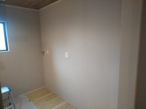 さいたま市緑区でキッチンカップボード設置前の壁面スペースを確認した様子