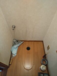 さいたま市中央区で既存トイレを撤去し排水芯と給水位置を確認した様子
