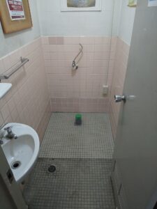 熊谷市原島の店舗トイレで既存トイレ撤去後に設置位置を確認している様子