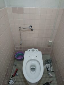 熊谷市原島の店舗トイレでTOTOピュアレストQRを設置している途中の様子
