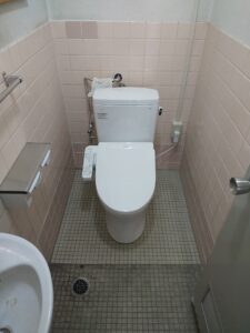 熊谷市原島の店舗トイレにTOTOピュアレストQRとウォシュレットBV2を設置した完成後の様子