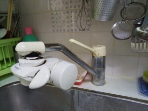 鴻巣市赤見台で水漏れしていた交換前の浄水器一体型台所水栓