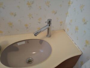 さいたま市岩槻区でハンドルが固着していた交換前のTOTO製トイレ手洗い水栓