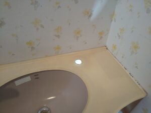 さいたま市岩槻区で既存のトイレ手洗い水栓を取り外した手洗い器の取付部