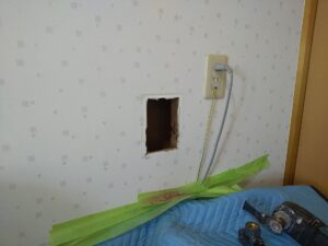 さいたま市岩槻区で埋込型洗濯機用水栓を撤去し壁を開口した様子