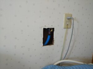 さいたま市岩槻区で洗濯機専用水栓交換のため壁内配管を接続し直している様子