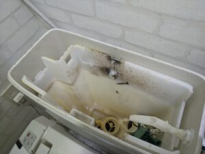 さいたま市見沼区でトイレタンク内部部品を取り外した状態
