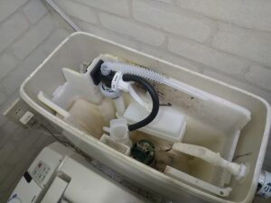 さいたま市見沼区でLIXIL製部品へ交換したトイレタンク内部