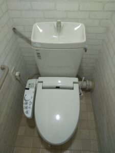 さいたま市見沼区でタンク内部部品交換後に止水確認を行ったトイレ