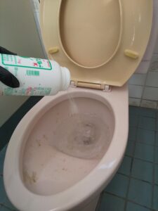 さいたま市見沼区でトイレ詰まり除去のため薬剤を使用している様子