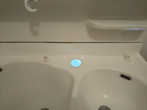 さいたま市見沼区で既存の洗面水栓を取り外し取付穴を確認した様子