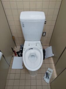 上尾市井戸木で既存シャワートイレを取り外し取付面を清掃した様子