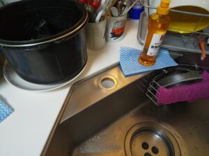さいたま市見沼区で既存の台所水栓を撤去し取付穴まわりを確認した様子
