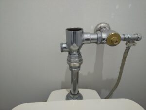 中央区築地で既存のTOTO THYD9とTHY328Rを取り外したフラッシュバルブ
