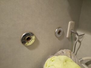港区港南で既存の洗濯機専用水栓を取り外した壁面接続部