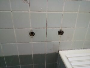 さいたま市北区で既存浴室水栓を取り外し壁面取付部を確認した様子