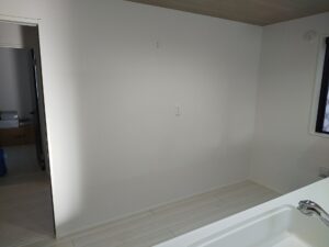 さいたま市桜区でキッチンカップボード設置前の背面スペースを確認した様子