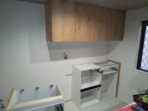 さいたま市桜区で施主支給のカップボードと吊戸棚を設置している途中の様子
