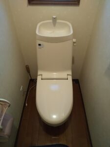 春日部市本田町で床付近から水漏れしていた交換前のINAX製トイレ