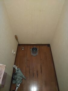 春日部市本田町で既存トイレを撤去し排水フランジを確認した様子