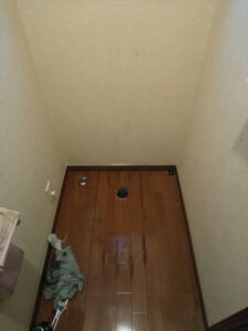 春日部市本田町で排水フランジを新しく施工したトイレ床まわり