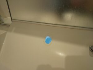 板橋区前野町で既存の洗面水栓を取り外した洗面カウンターの取付穴