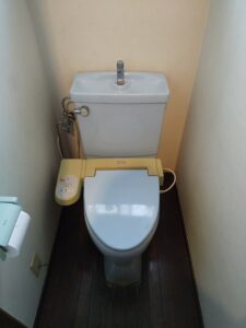 杉並区今川でタンク接続部から水漏れしていた交換前のINAX製トイレ