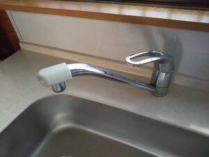 さいたま市岩槻区でレバー周辺と本体根元から水漏れしていた交換前の台所水栓