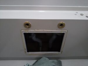 さいたま市岩槻区で既存の浴室水栓を取り外したユニットバスの開口部