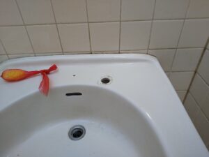 さいたま市浦和区で既存の手洗い水栓を取り外した洗面ボウルの取付穴